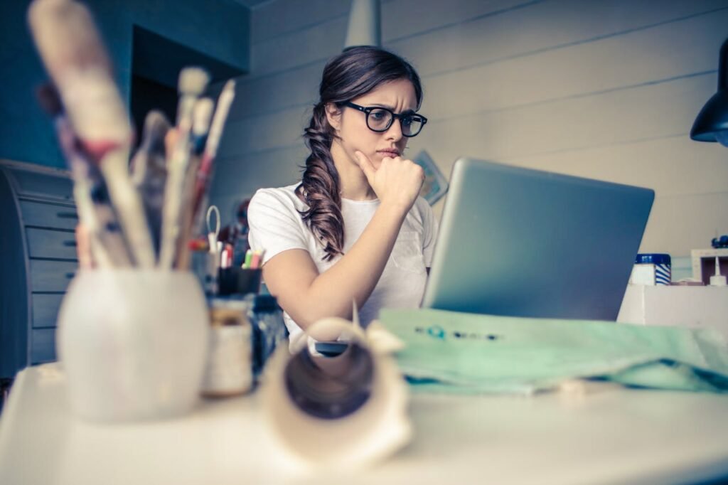 kobieta w okularach zastanawia się ile kosztuje strona internetowa